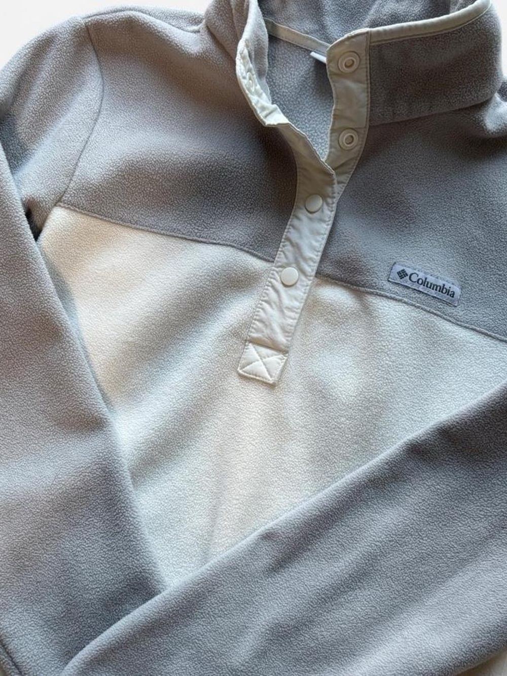 Columbia Women’s Light Gray & Cream Snap-Placket Fleece Pullover